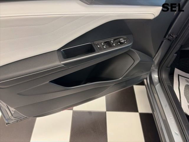 Certified 2025 Volkswagen Taos SEL image 19