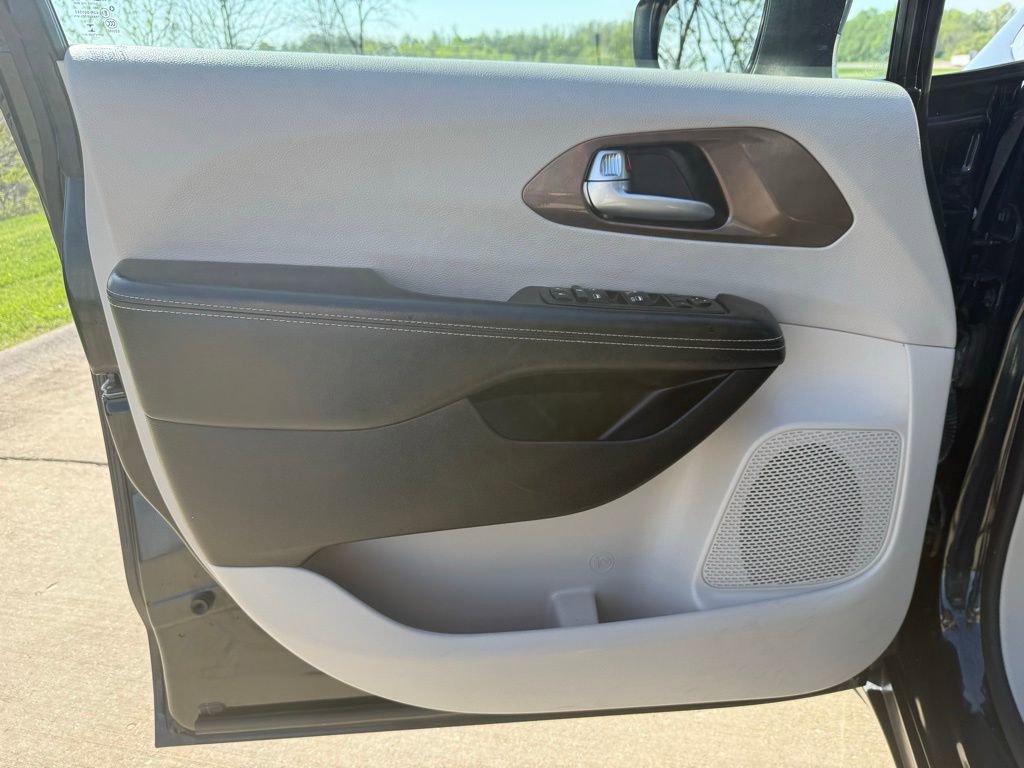 Used 2022 Chrysler Voyager LX FWD image 23