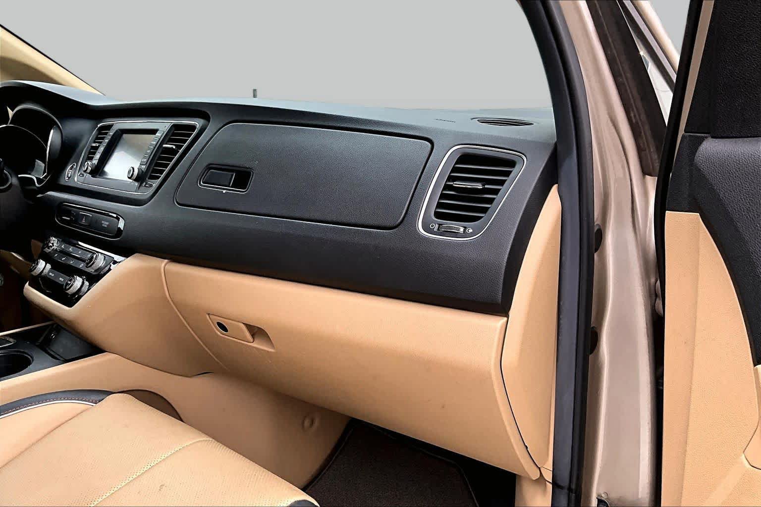 Used 2017 Kia Sedona LX w/ LX Essentials Premium Package FWD image 15