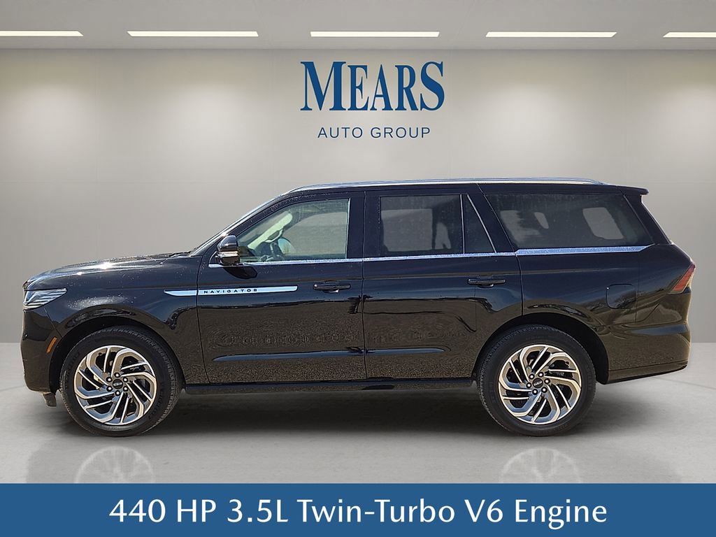 Used 2025 Lincoln Navigator Reserve image 3