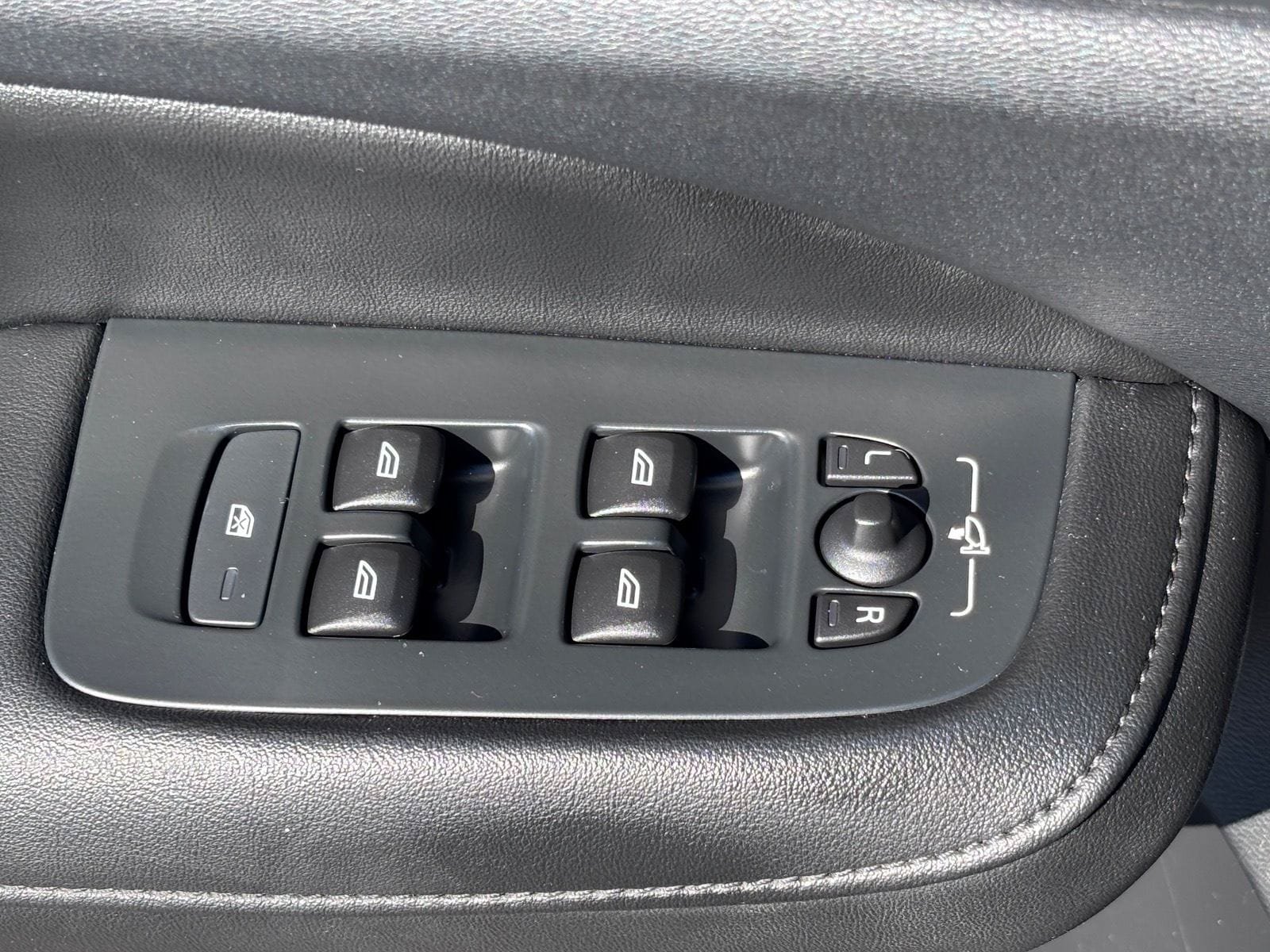 Used 2024 Volvo S60 B5 Core FWD image 21