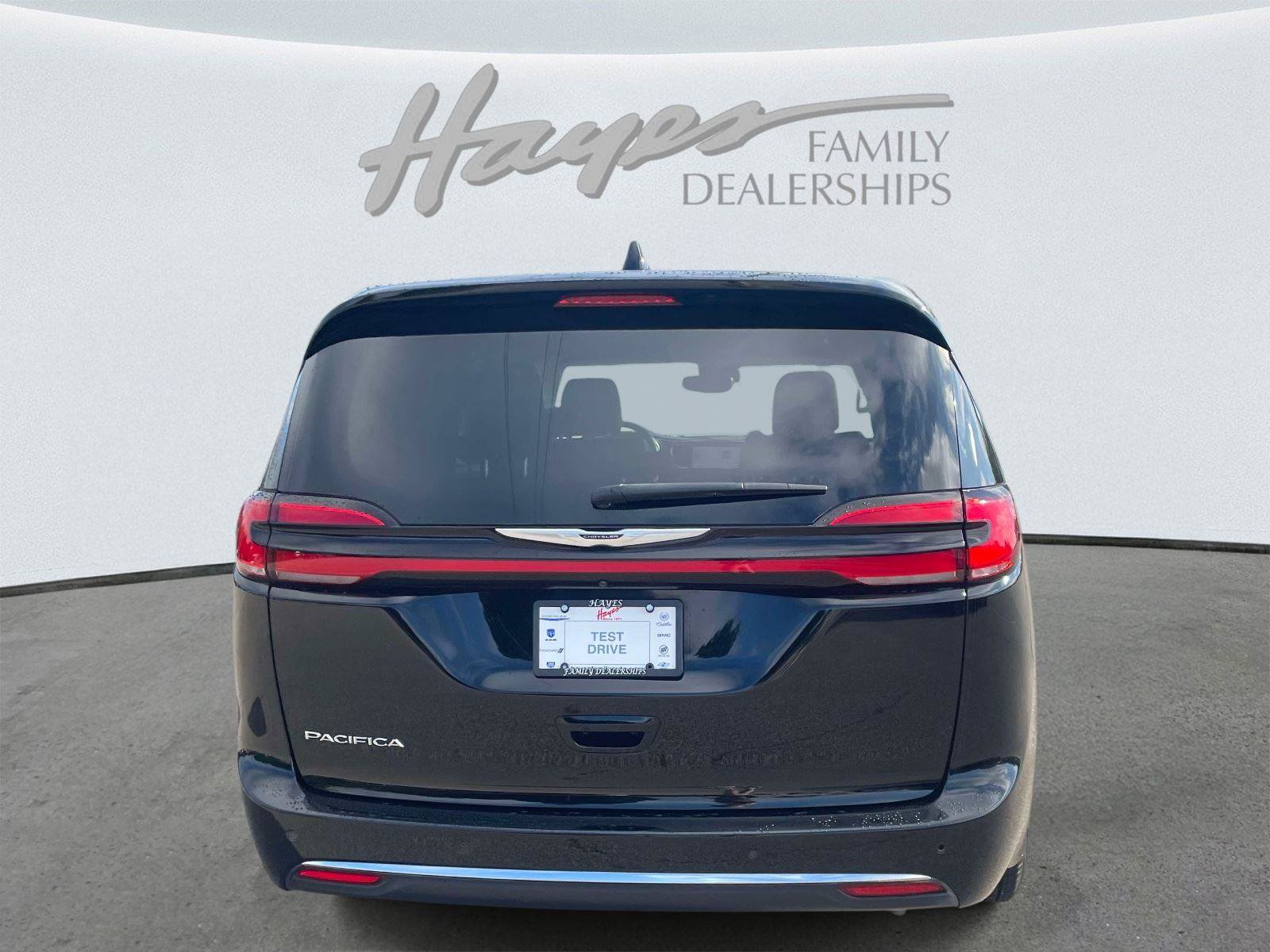 Used 2024 Chrysler Pacifica Touring-L FWD image 4