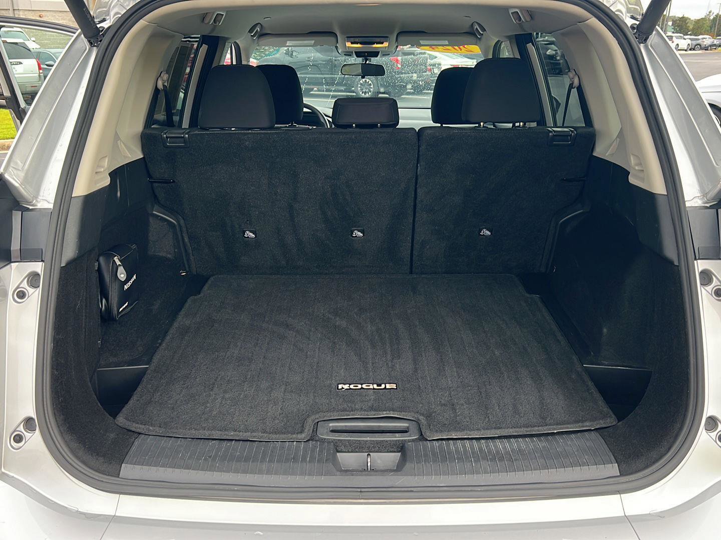 Used 2024 Nissan Rogue SV image 33