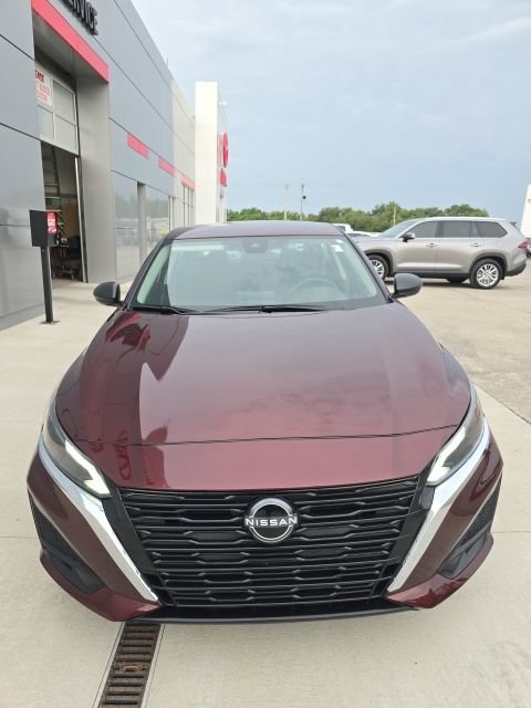Used 2025 Nissan Altima 2.5 SV AWD/4WD image 3