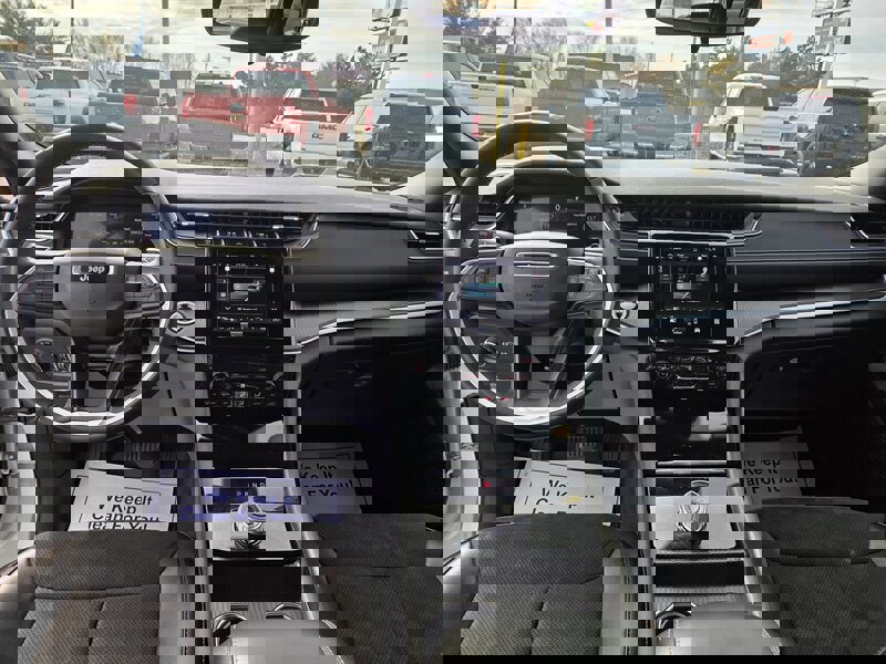 Used 2024 Jeep Grand Cherokee L Laredo image 12