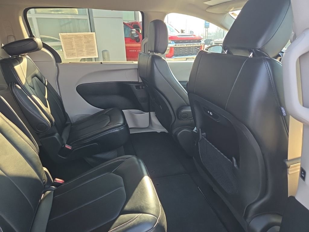 Used 2024 Chrysler Pacifica Touring-L image 16
