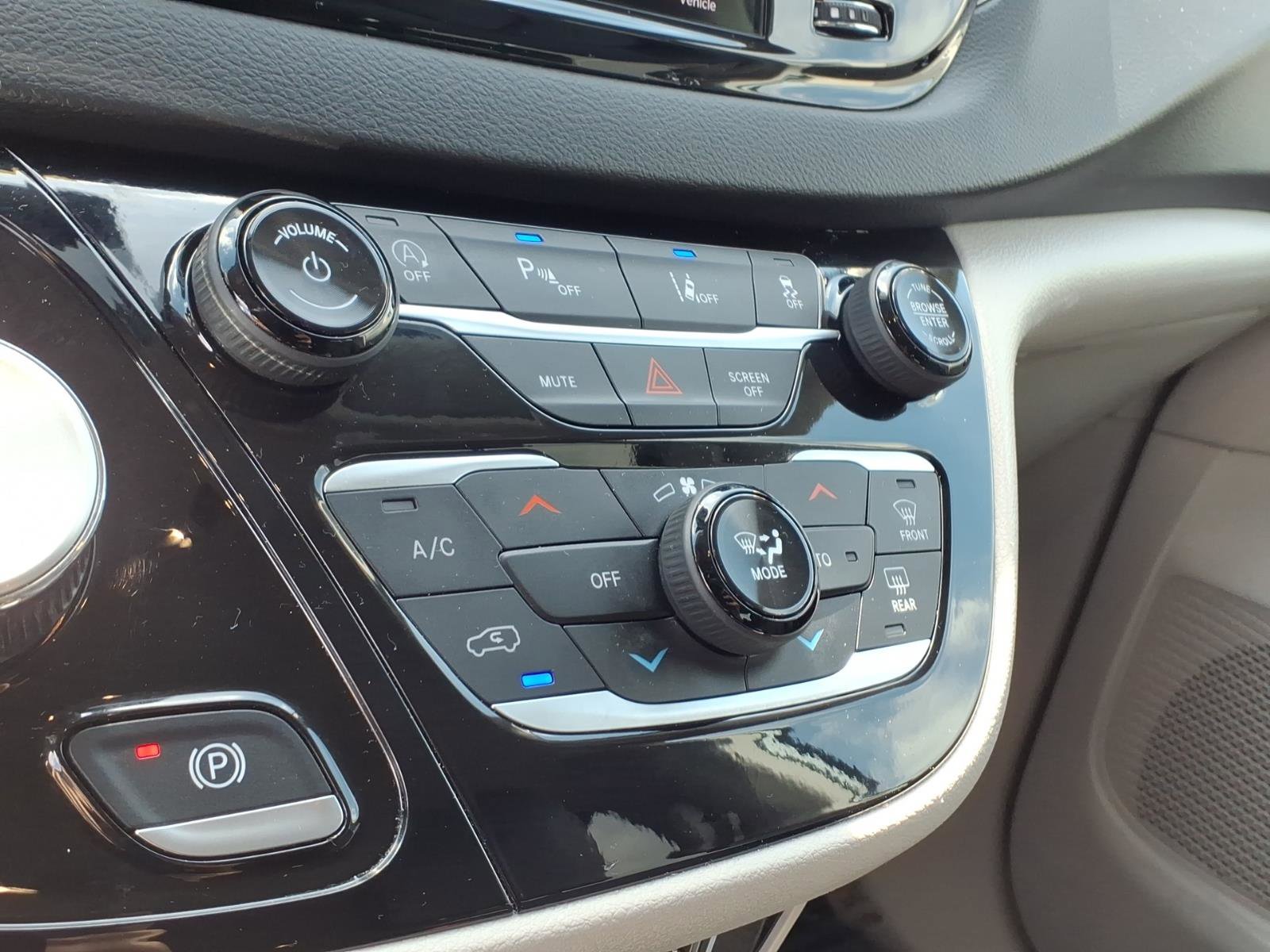 Used 2024 Chrysler Pacifica Touring-L image 14