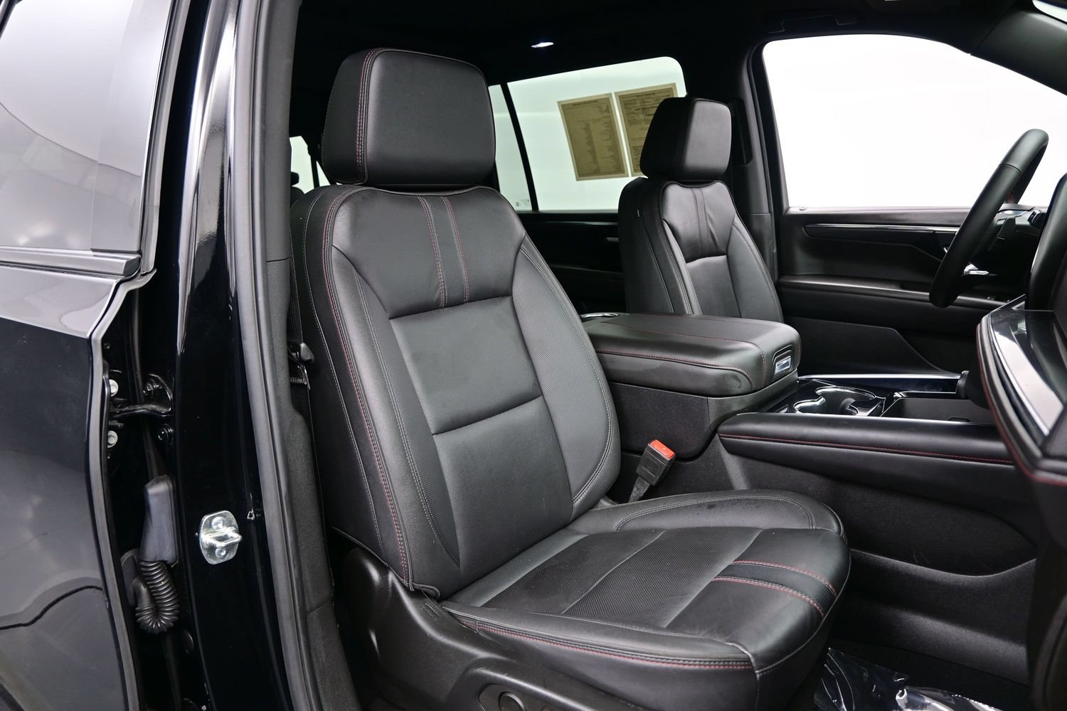Used 2025 Chevrolet Suburban RST w/ RST Capability Package AWD/4WD image 18