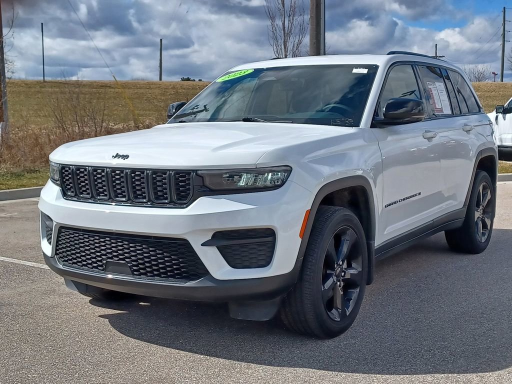 Used 2023 Jeep Grand Cherokee Altitude AWD/4WD image 2