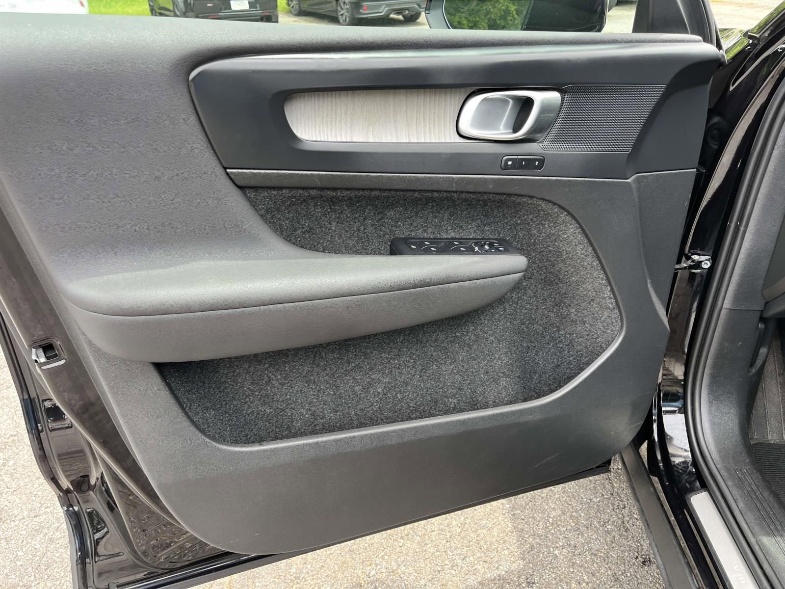 Used 2025 Volvo XC40 B5 Plus AWD/4WD image 16