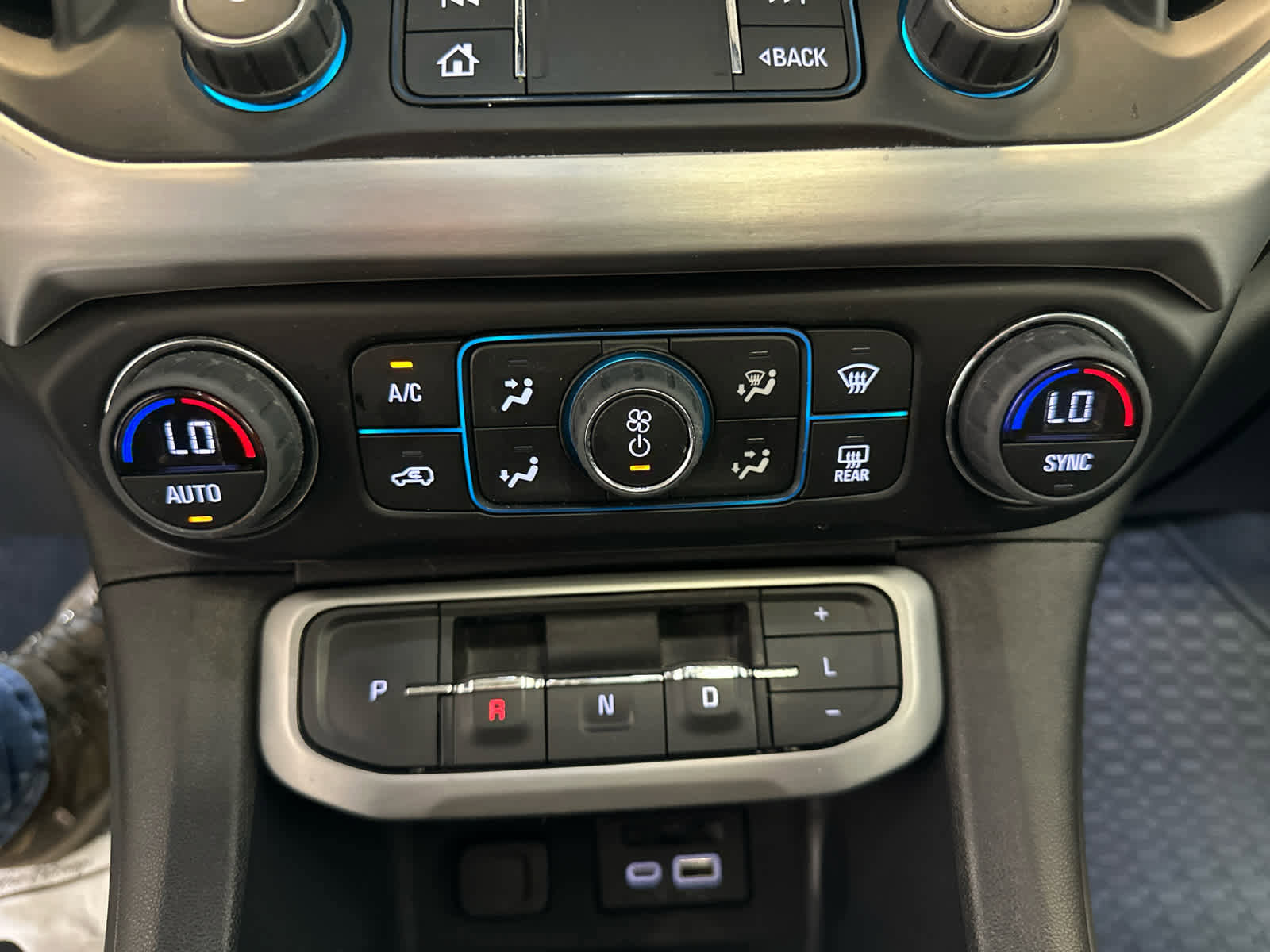 Used 2023 GMC Acadia SLT w/ Technology Package image 30