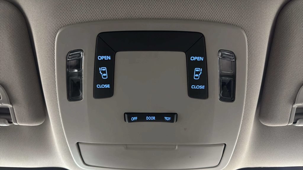 Used 2024 Toyota Sienna LE FWD image 32