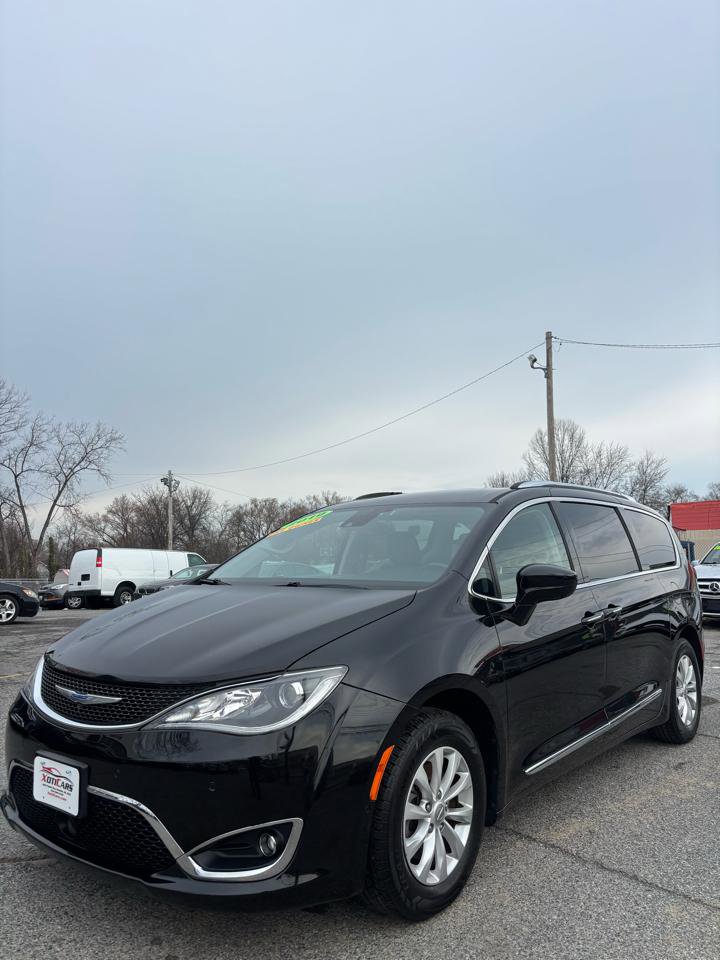 Used 2019 Chrysler Pacifica Touring-L w/ Advanced Safetytec Group image 3