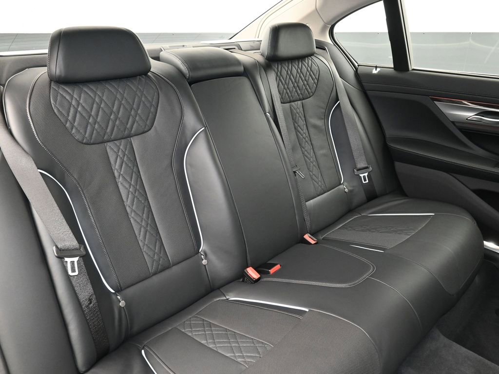 Used 2022 BMW 750i xDrive w/ Executive Package image 12