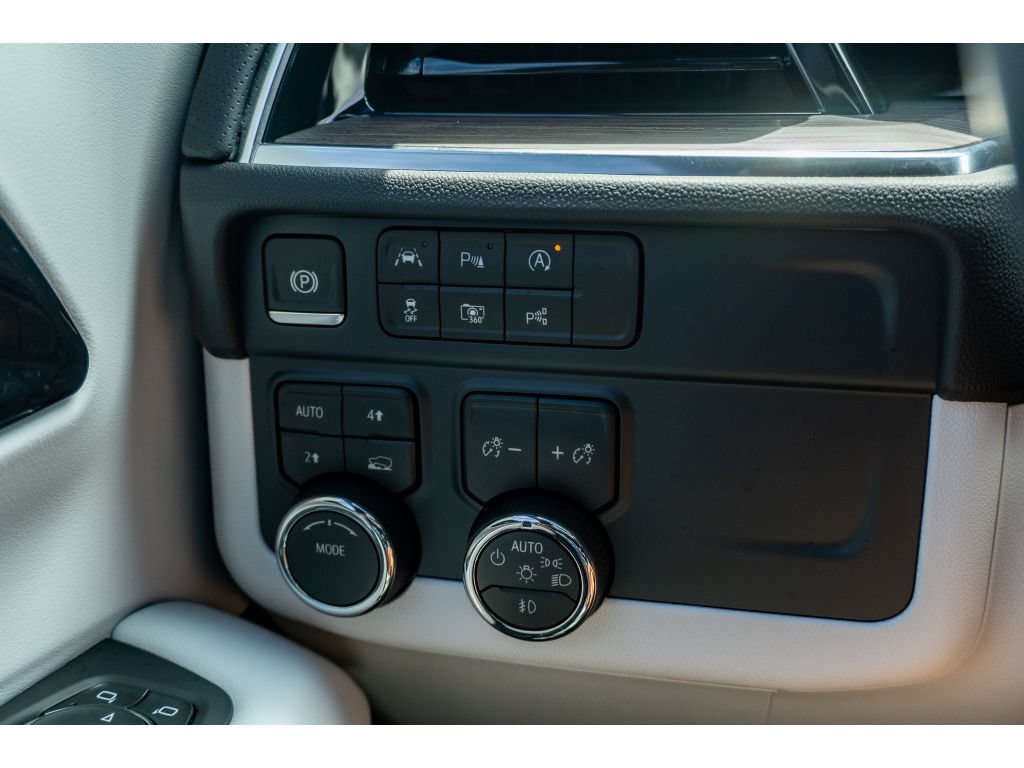 Used 2025 Chevrolet Tahoe Premier AWD/4WD image 29