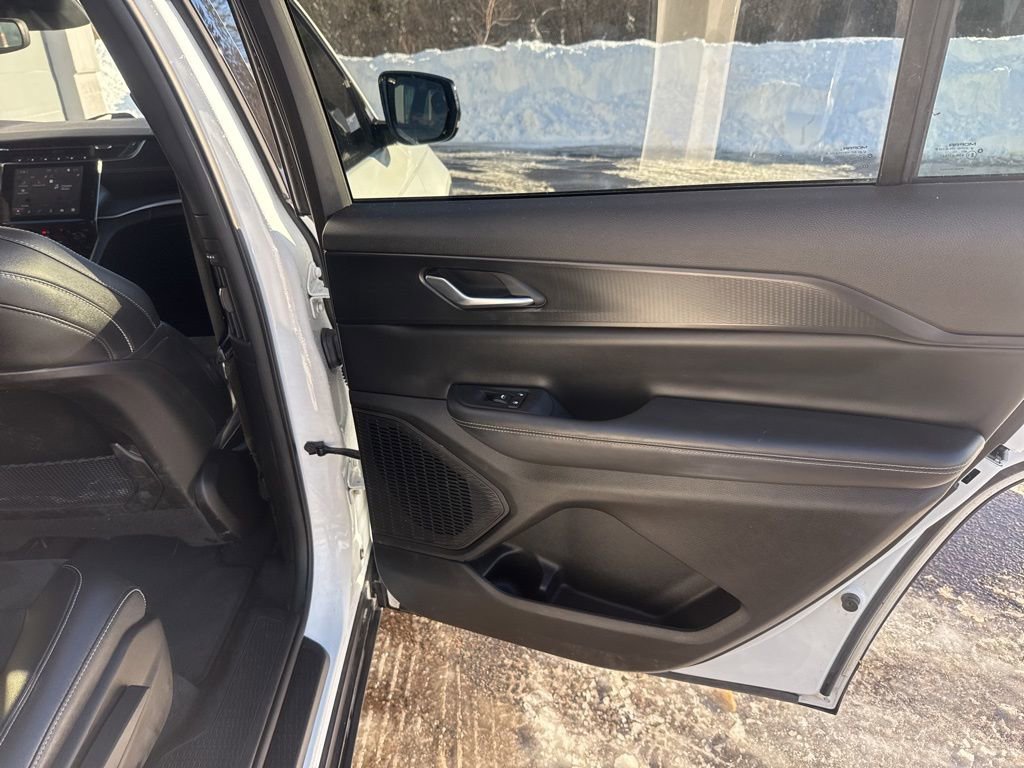 Used 2023 Jeep Grand Cherokee L Laredo image 27