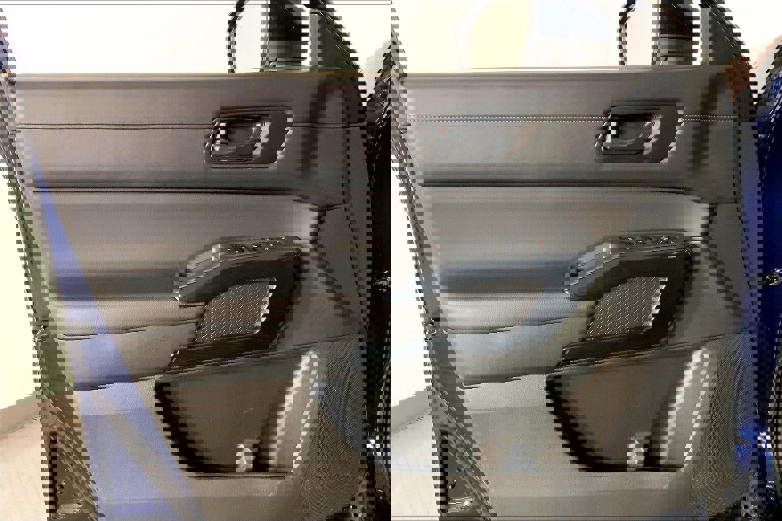 Used 2025 Nissan Pathfinder SV image 25