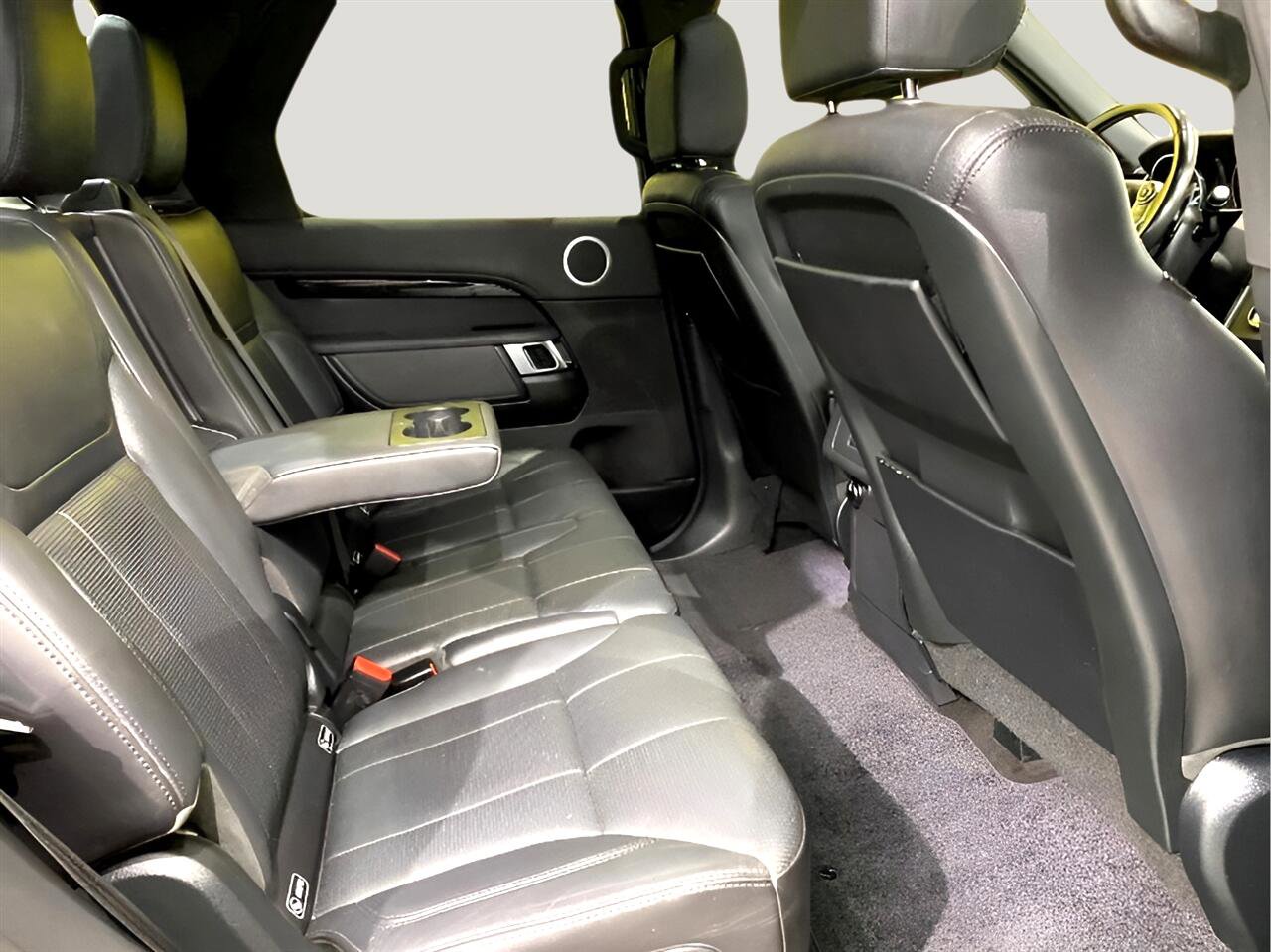 Used 2017 Land Rover Discovery SE image 28