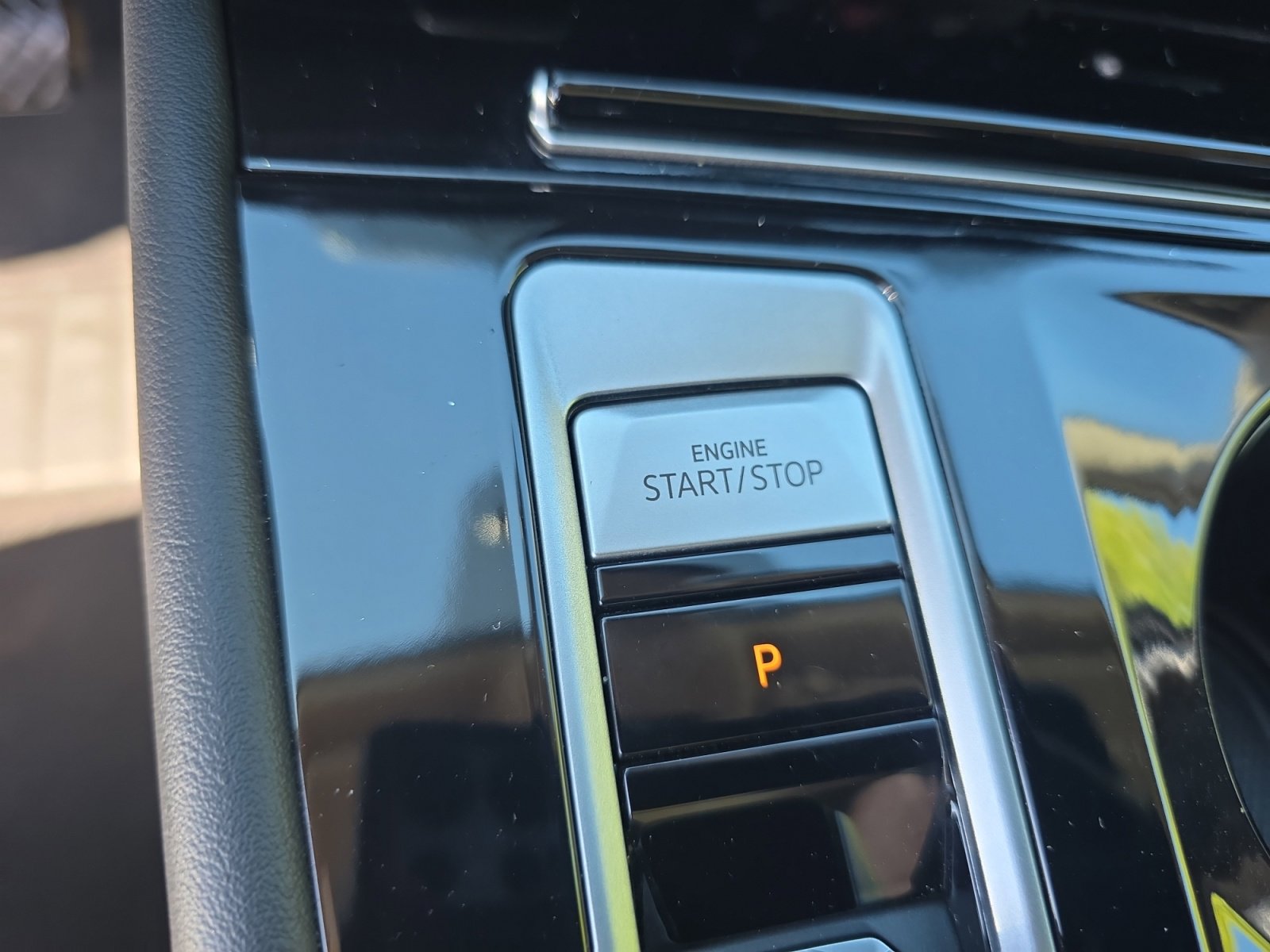 Used 2024 Volkswagen Atlas SE image 30