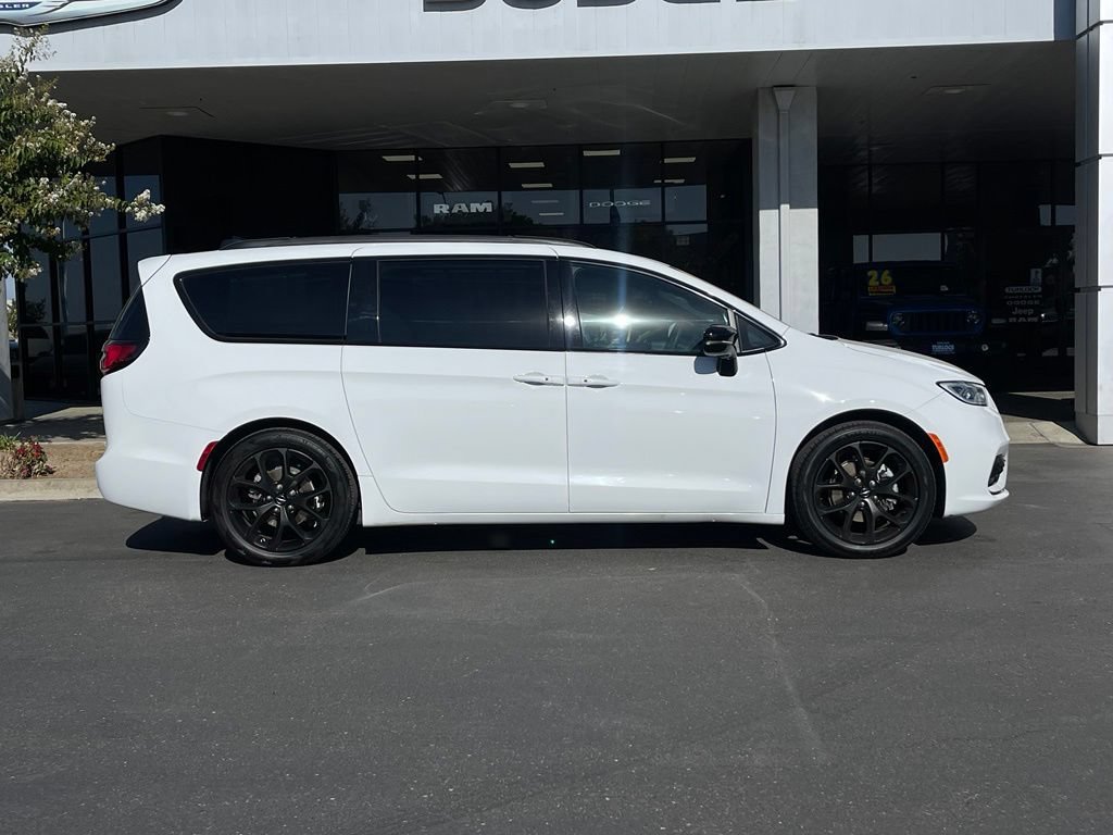 Used 2025 Chrysler Pacifica Limited FWD image 5