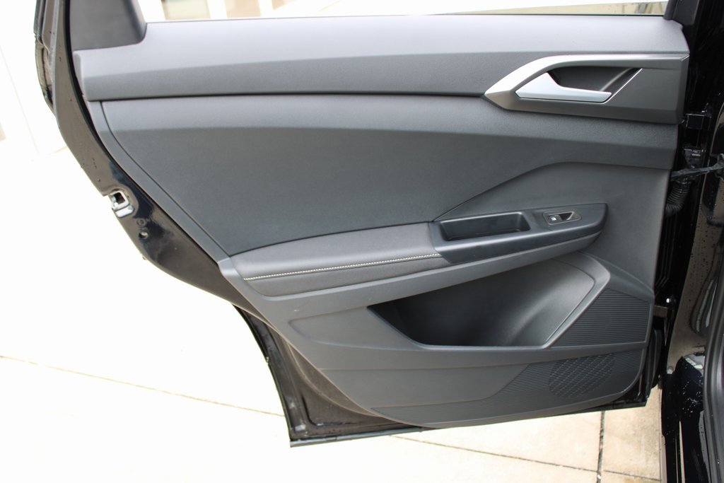 Certified 2025 Volkswagen Taos SE image 21