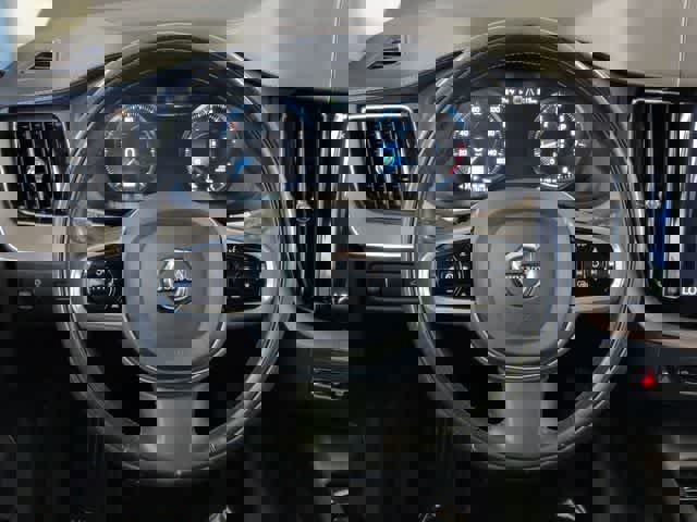 Used 2018 Volvo XC60 T6 Inscription w/ Convenience Package image 25