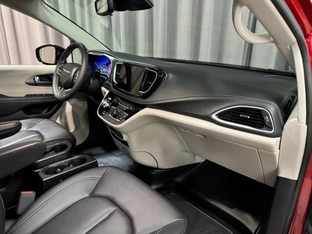 Used 2024 Chrysler Pacifica Touring-L FWD image 9