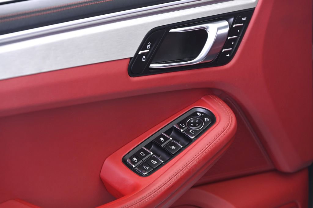 Certified 2021 Porsche Macan Turbo image 28
