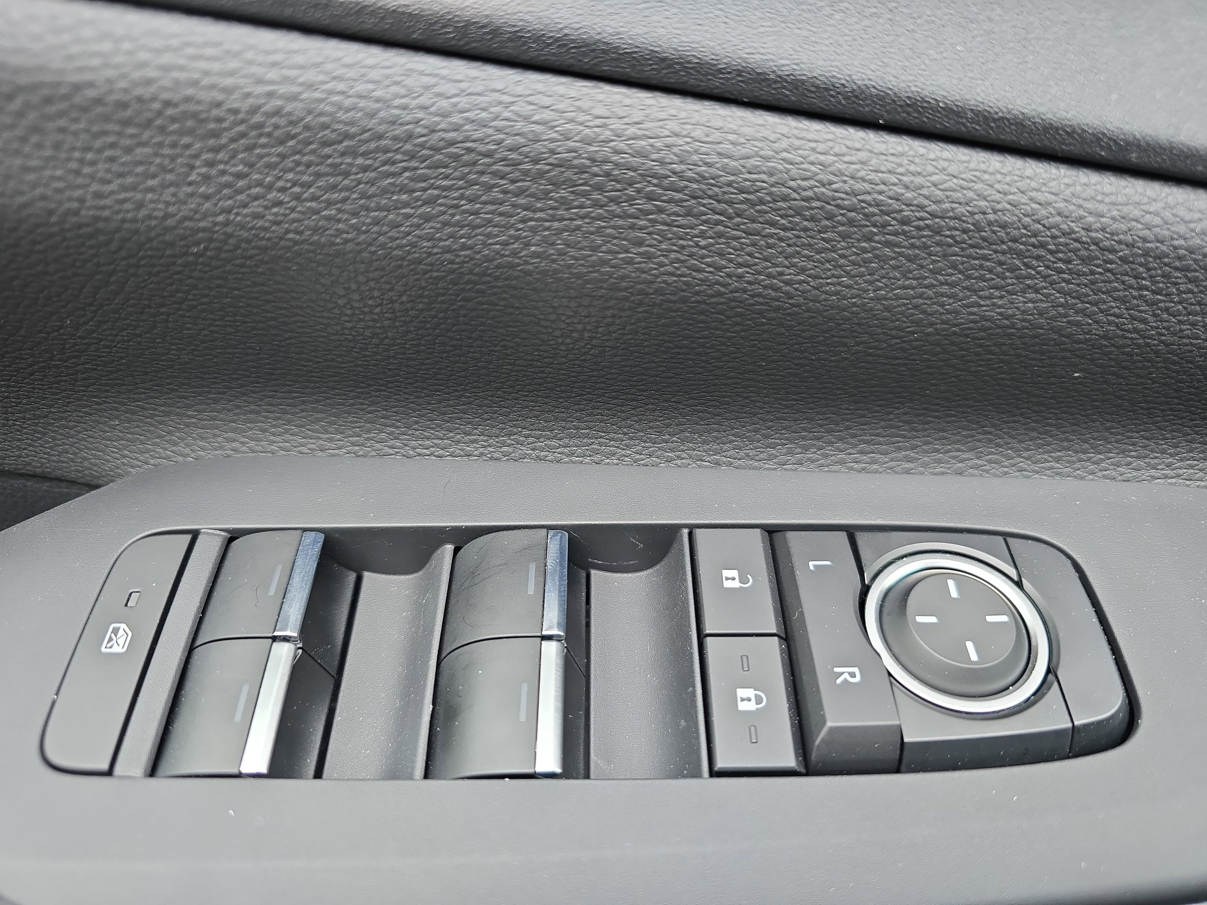 New 2025 Toyota Prius Plug-In Hybrid FWD image 24
