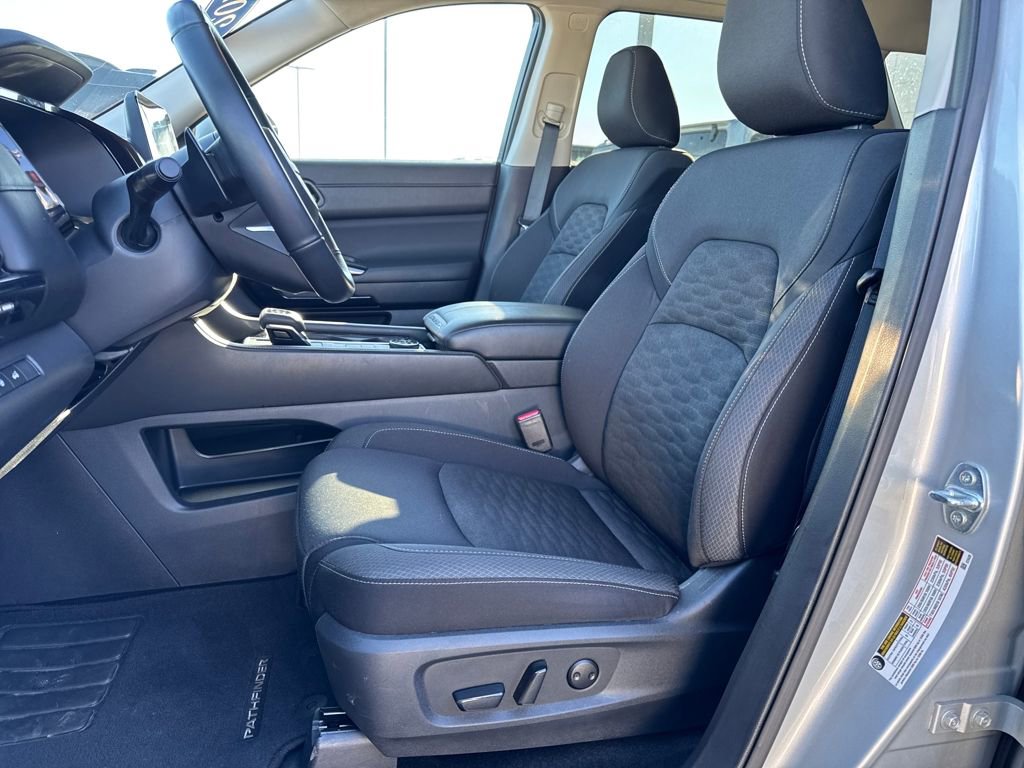 Used 2025 Nissan Pathfinder SV image 11