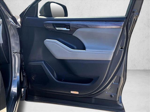 Used 2023 Toyota Highlander Limited image 16