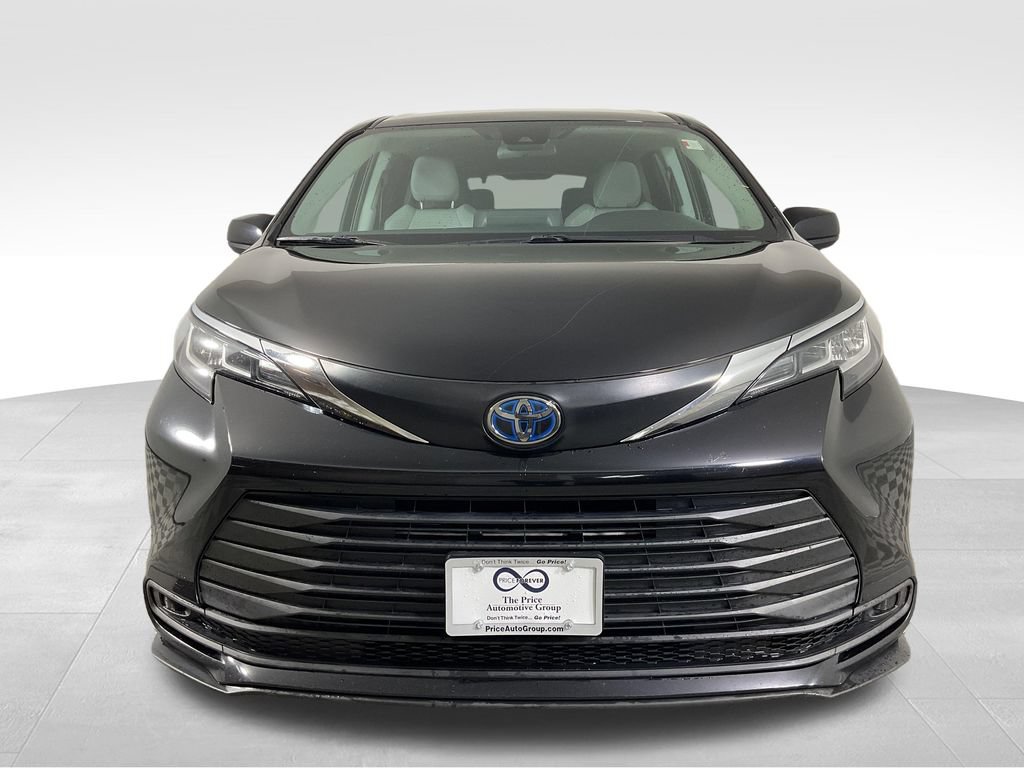 Used 2023 Toyota Sienna LE AWD/4WD image 3