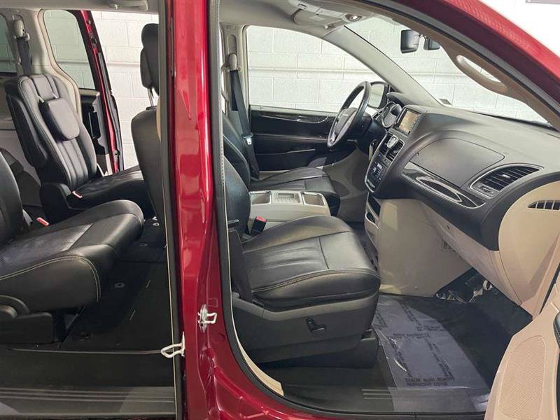 Used 2015 Chrysler Town & Country Touring-L w/ Driver Convenience Group FWD image 32