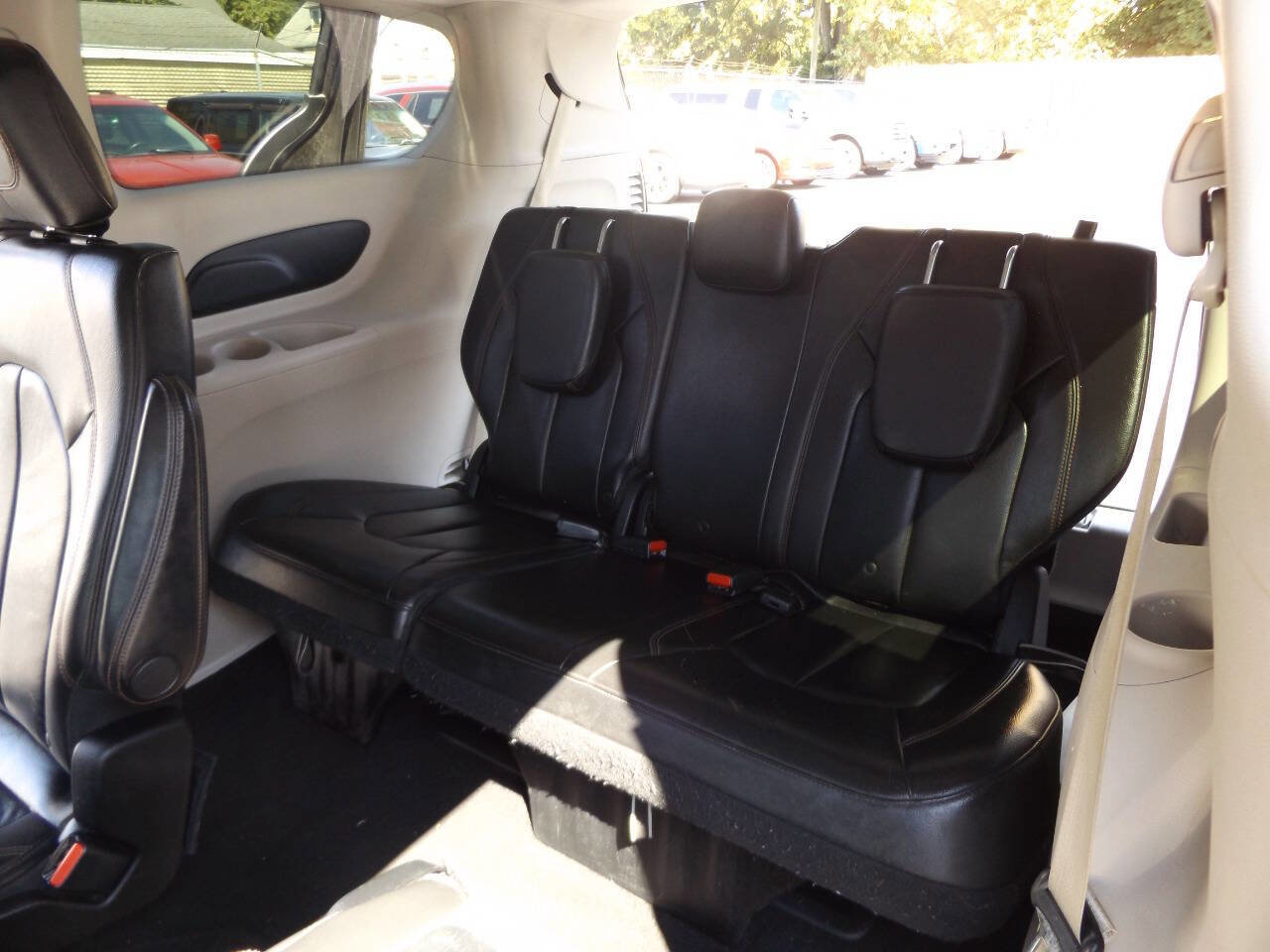 Used 2017 Chrysler Pacifica Touring-L image 15