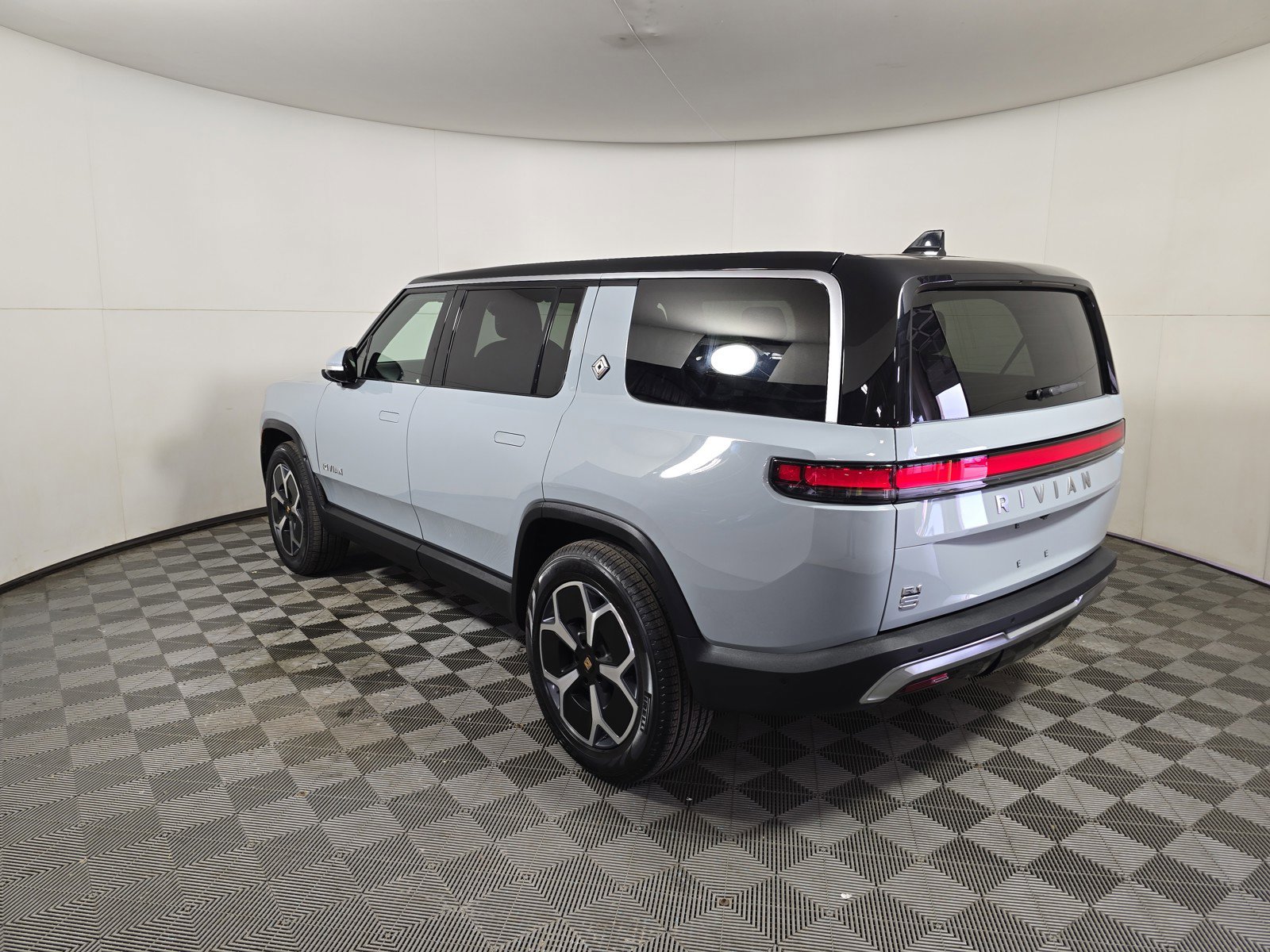 Used 2024 Rivian R1S Adventure AWD/4WD image 3