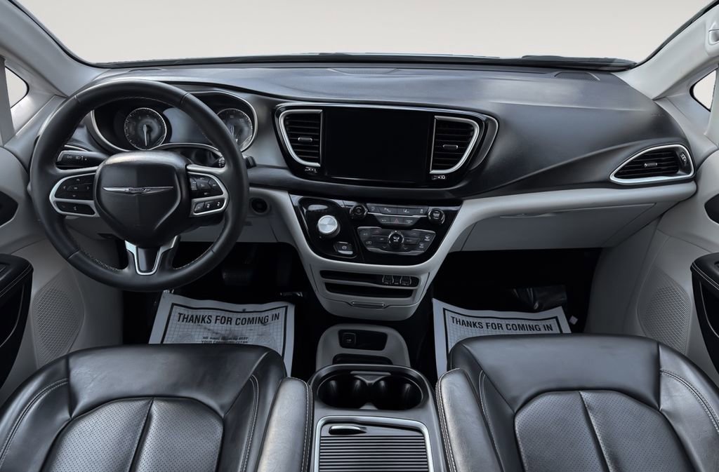 Used 2023 Chrysler Pacifica Touring-L image 16