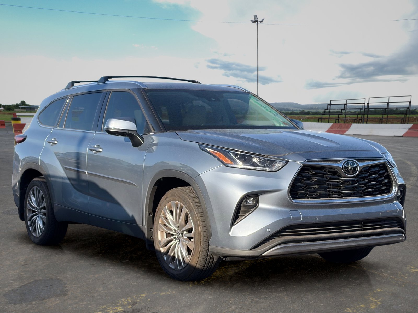 Used 2024 Toyota Highlander Platinum FWD image 2