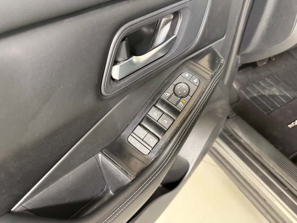 Used 2025 Nissan Rogue SV FWD image 12
