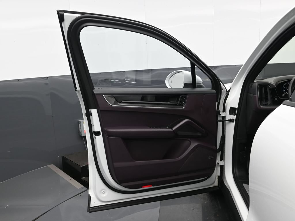 Certified 2025 Porsche Cayenne S AWD/4WD image 8