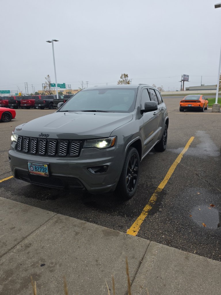 Used 2021 Jeep Grand Cherokee Laredo X AWD/4WD image 3