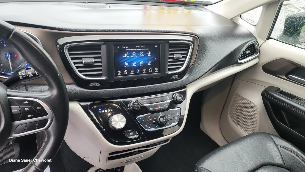 Used 2018 Chrysler Pacifica Touring-L FWD image 21