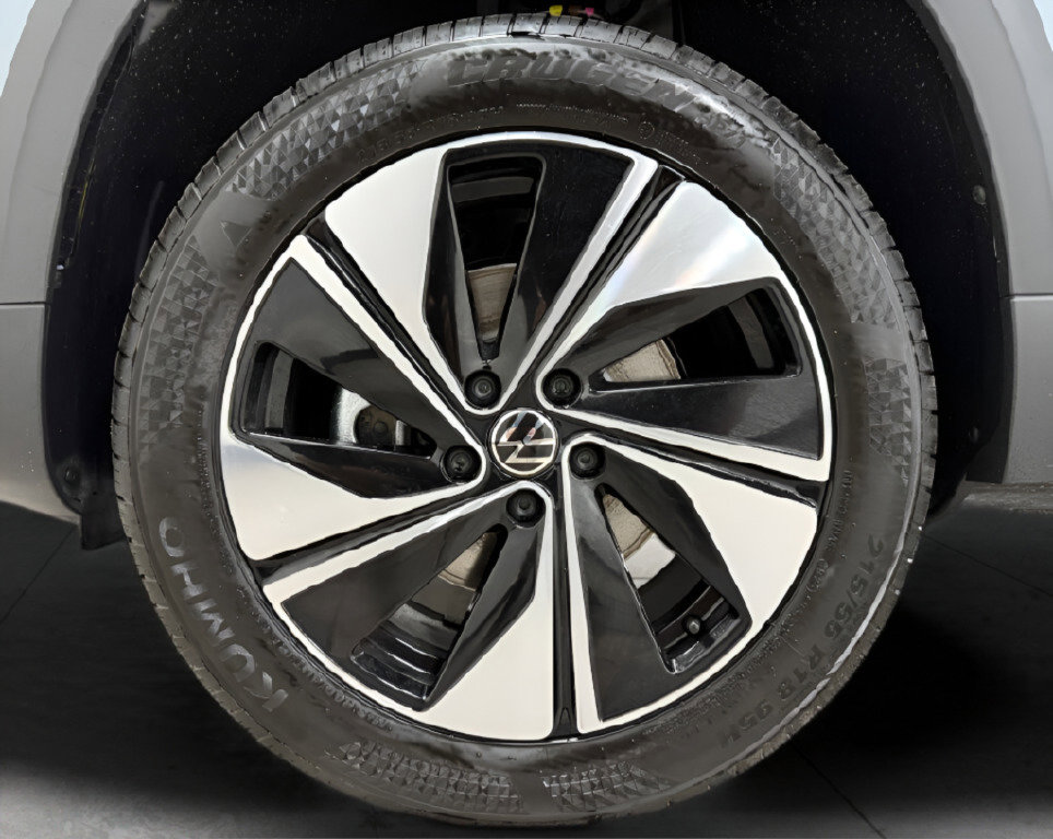 Used 2025 Volkswagen Taos SE image 27