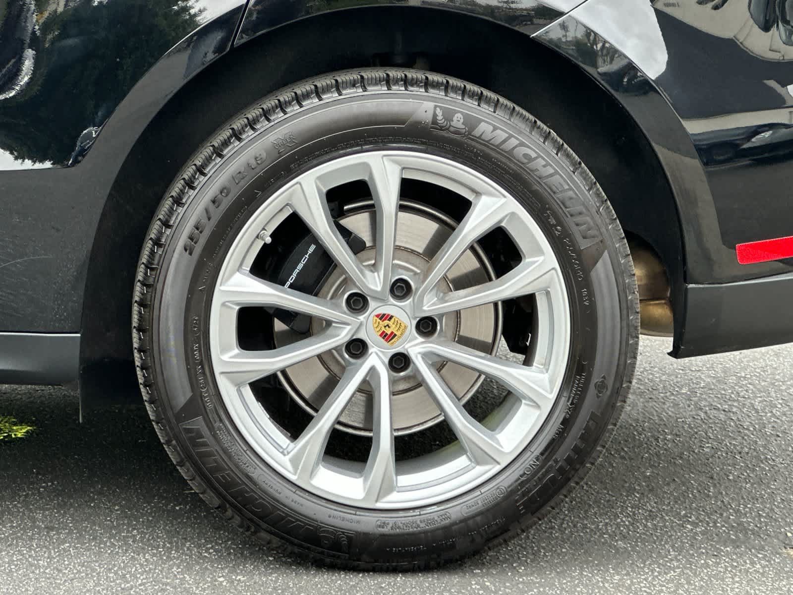 Certified 2025 Porsche Macan AWD/4WD image 30