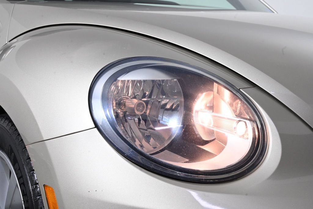 Used 2013 Volkswagen Beetle TDI FWD image 3