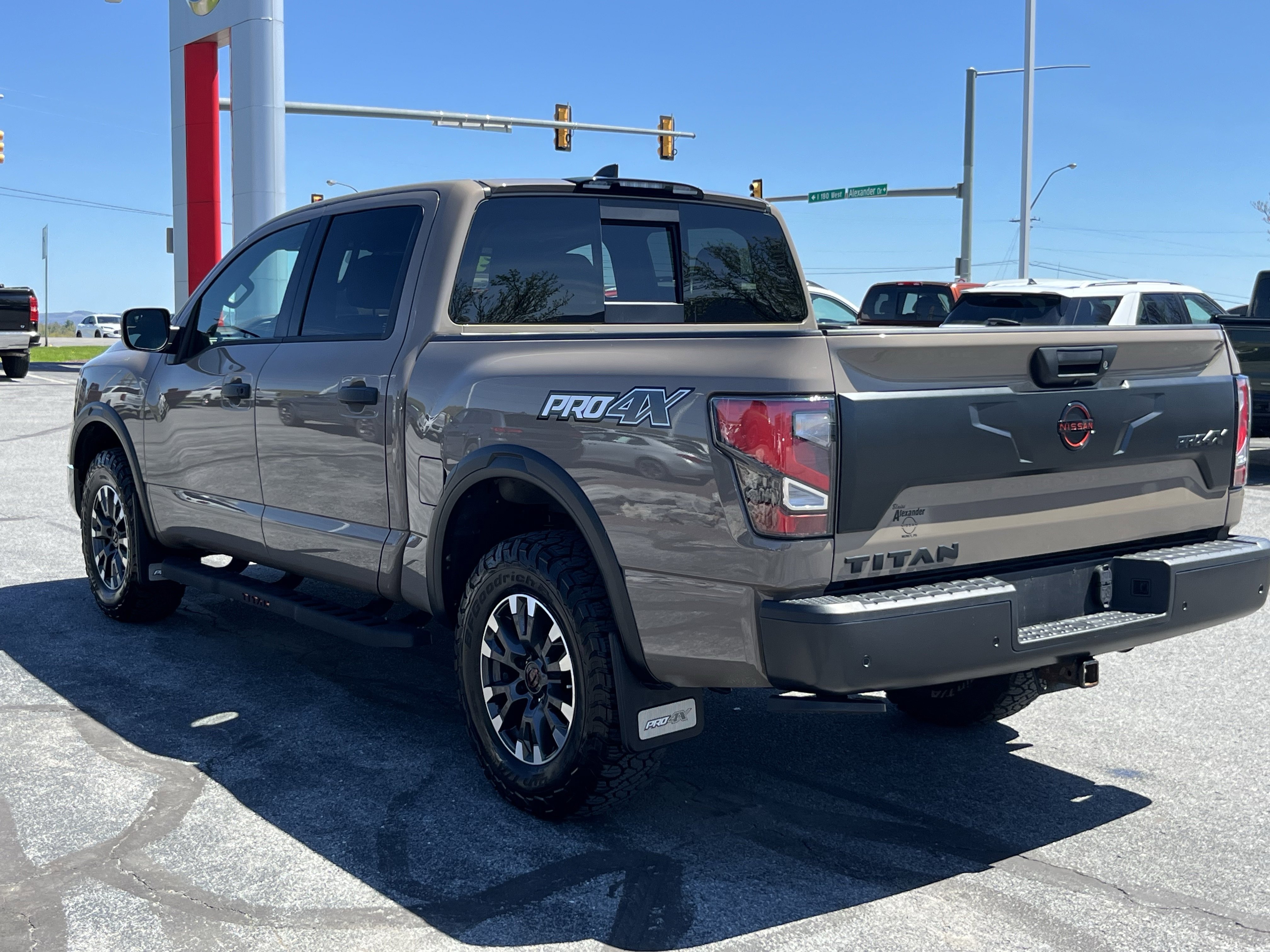 Used 2023 Nissan Titan PRO-4X w/ Pro-4x Convenience Package AWD/4WD image 5
