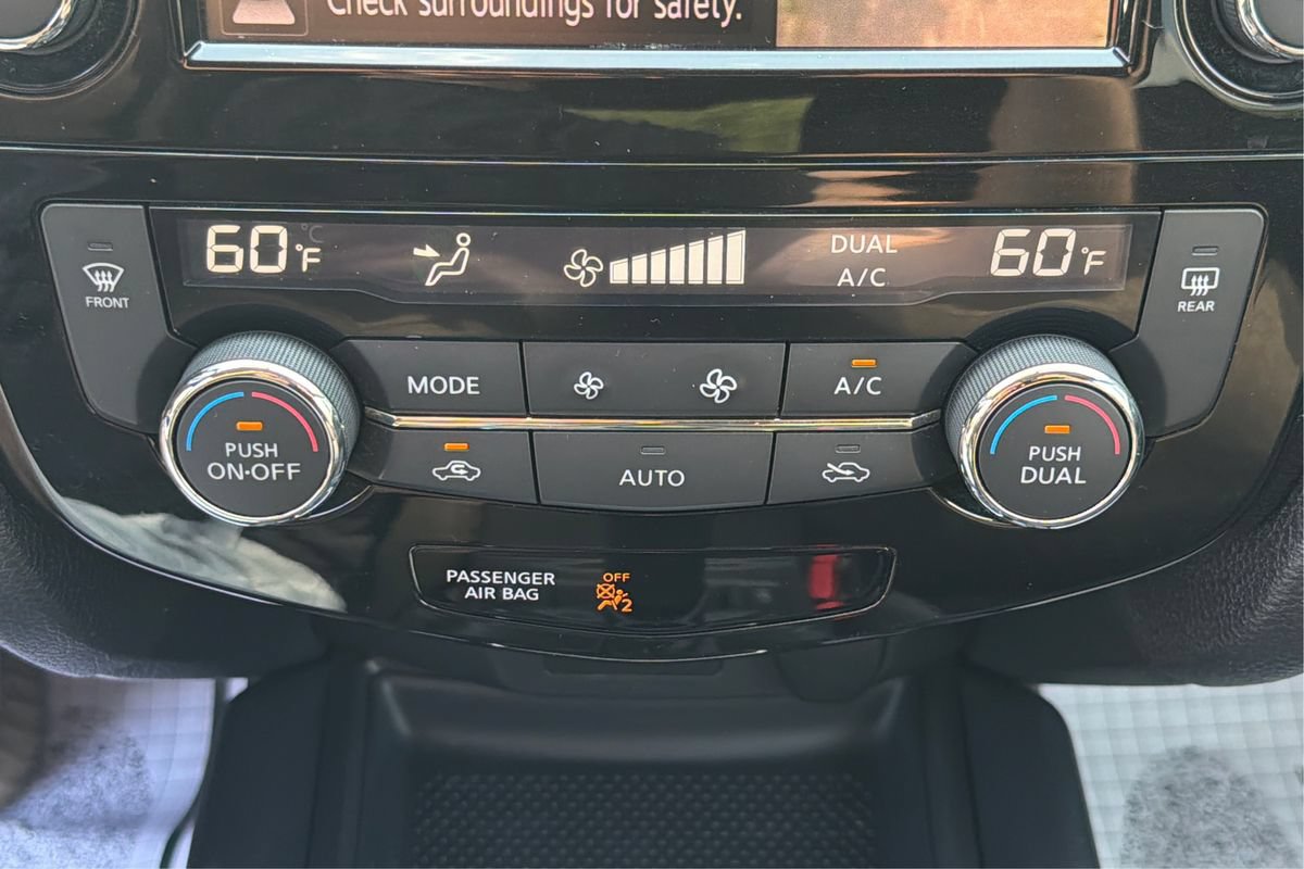 Used 2018 Nissan Rogue SV w/ Premium Package AWD/4WD image 32