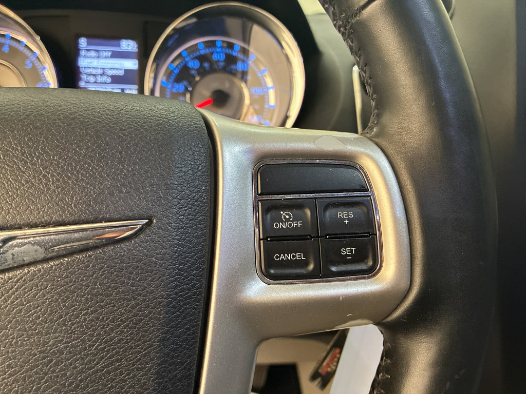 Used 2014 Chrysler Town & Country Touring w/ Driver Convenience Group FWD image 18