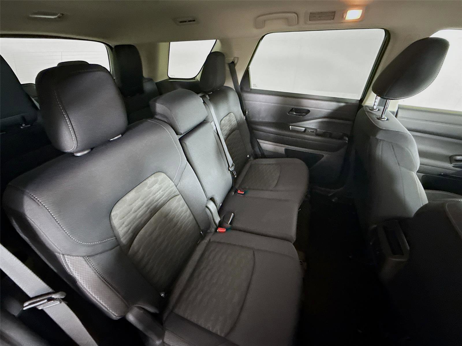 Used 2025 Nissan Pathfinder S image 26