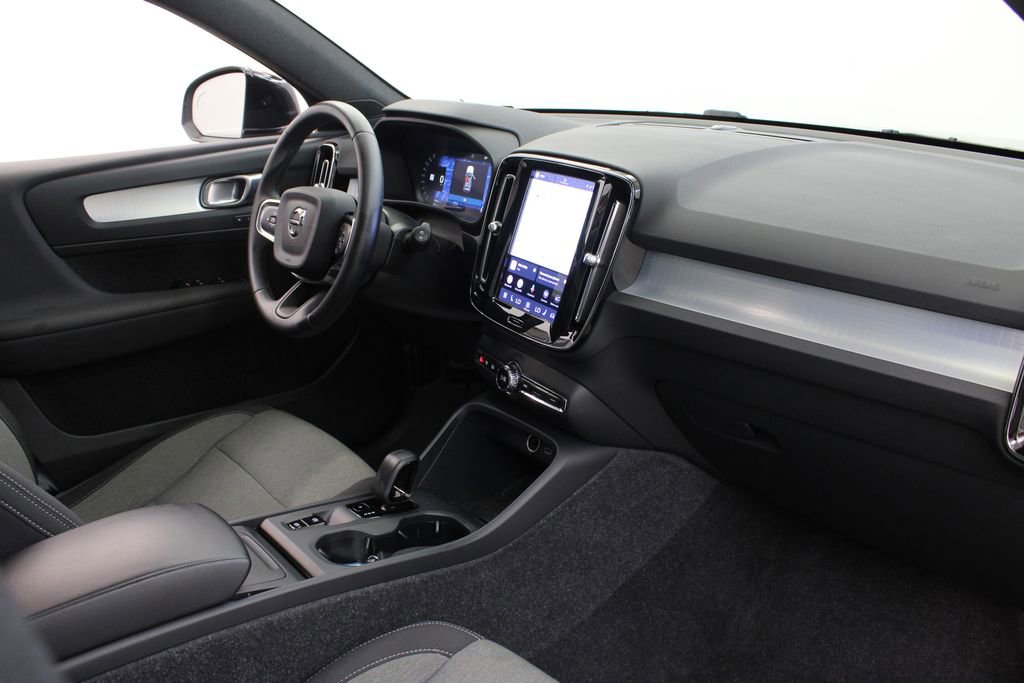 Used 2025 Volvo XC40 B5 Core AWD/4WD image 27