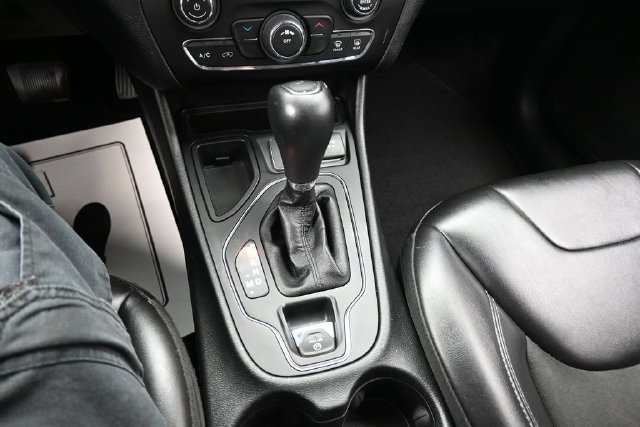Used 2019 Jeep Cherokee Latitude Plus FWD image 11